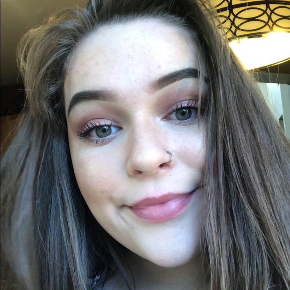 Meet your Posher, Chloe